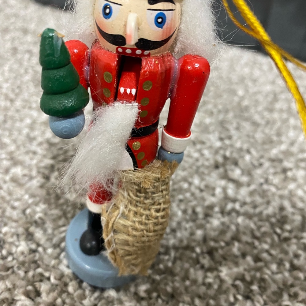 8 different Christmas tree ornaments